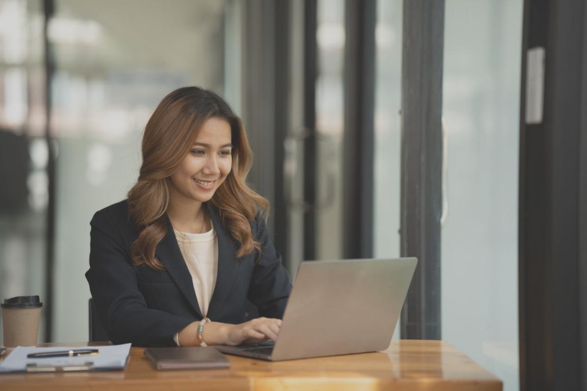 Instructor revisando casos prácticos de auditoría presupuestaria con grupo de estudiantes
