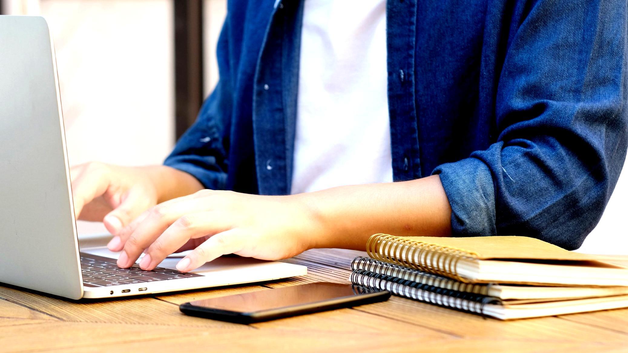 Sesión de trabajo colaborativo en auditoría presupuestaria con documentación técnica y análisis financiero