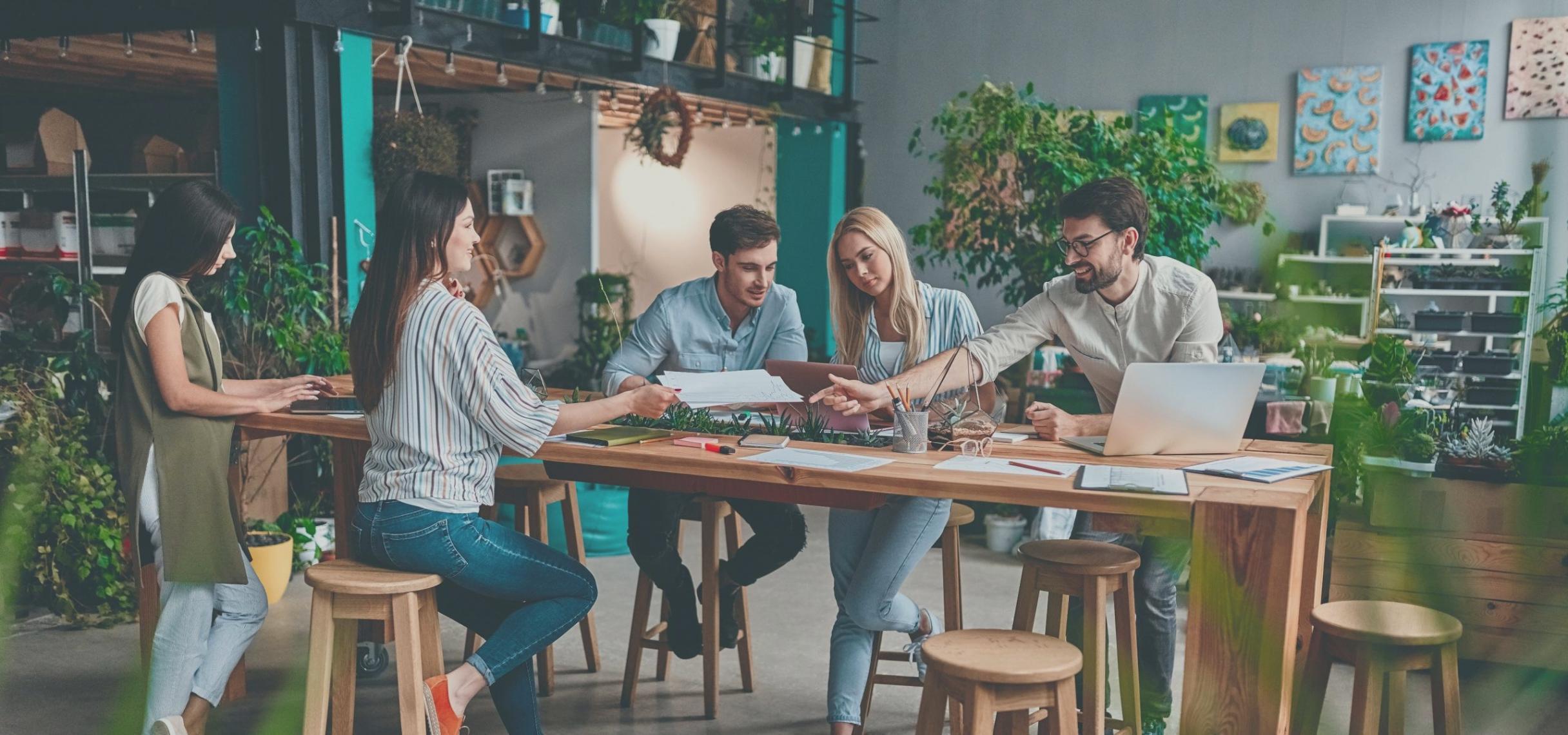 Estudiantes analizando documentos presupuestarios en entorno colaborativo de aprendizaje