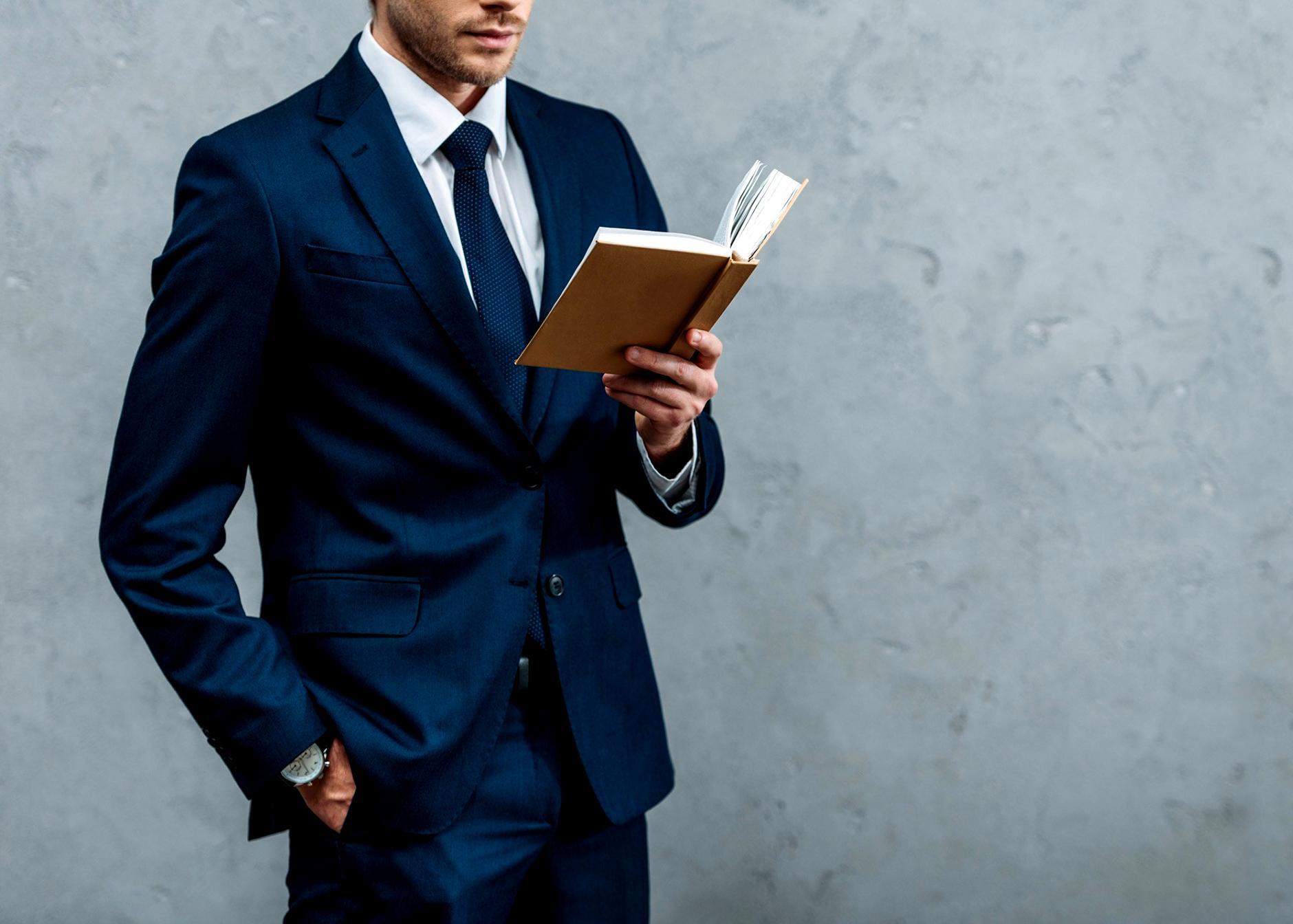 Estudiantes trabajando en análisis de documentos presupuestarios durante sesión práctica